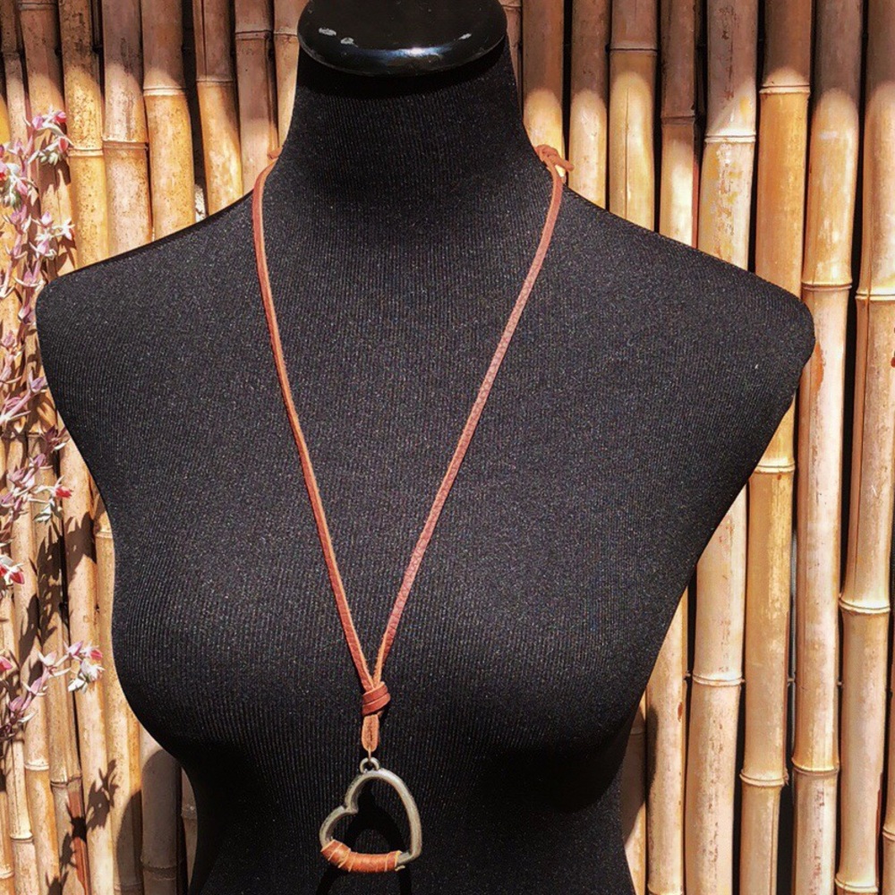 NEW Silver Heart & Tan Leather Adjustable Necklace - Picture 2 of 8